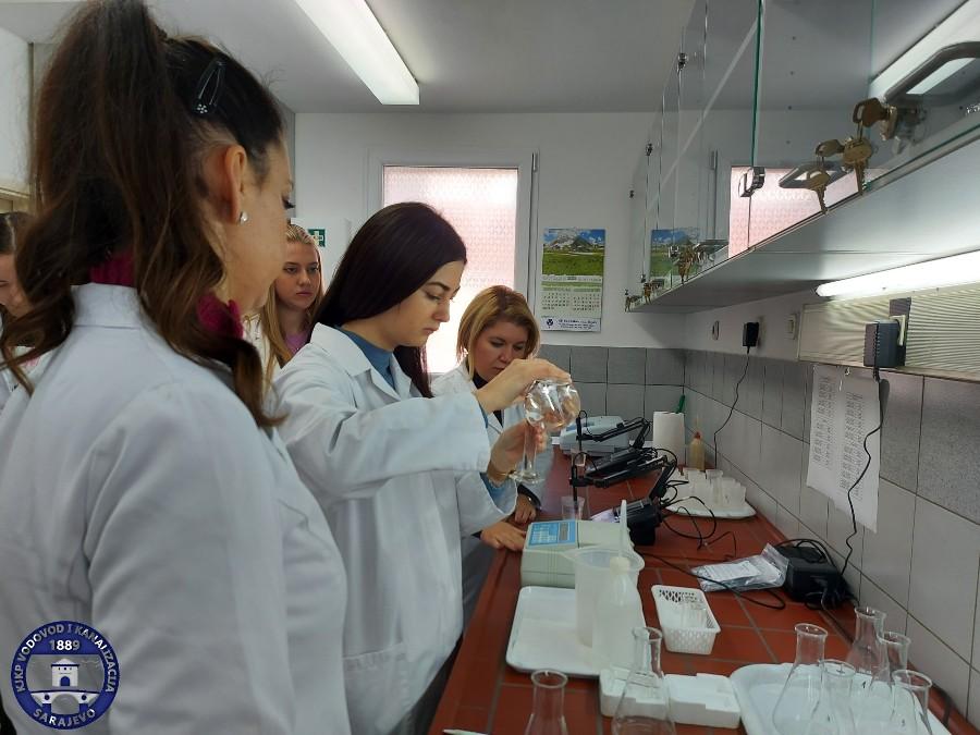 Stjecanje novih znanja: Studenti Fakulteta zdravstvenih studija vrše analize vode u laboratoriji KJKP "Vodovod i kanalizacija"