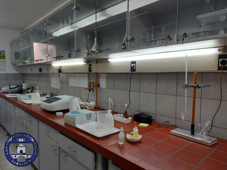 Stjecanje novih znanja: Studenti Fakulteta zdravstvenih studija vrše analize vode u laboratoriji KJKP "Vodovod i kanalizacija"