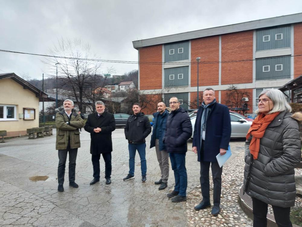 Direktor Salić i načelnik Mandić potpisali ugovor: Novi kombinovani rovokopač uručen KJKP "Vodovod i kanalizacija"