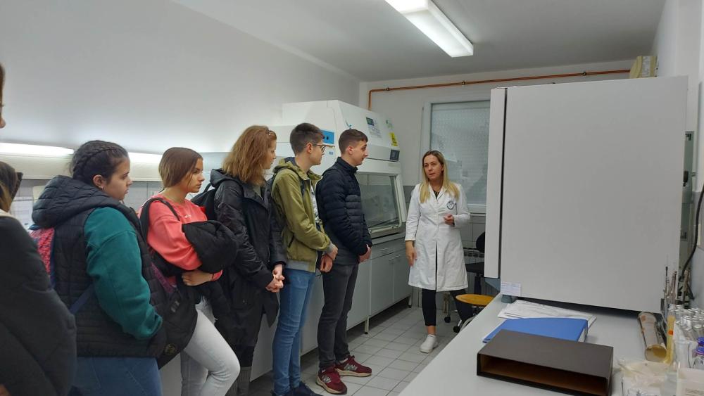 Učenici Srednje medicinske škole u posjeti Laboratoriji za kontrolu kvaliteta vode