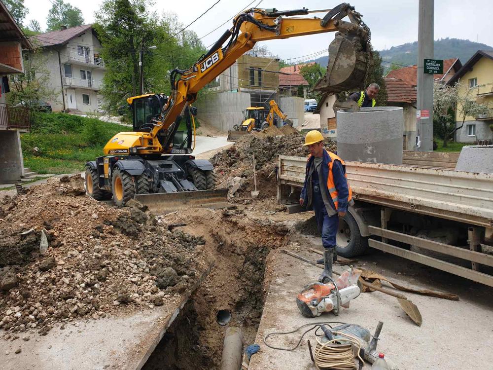 Ekipe ViK-a na terenu: Popravak i prebacivanje priključaka, čišćenje kanala i slivnika