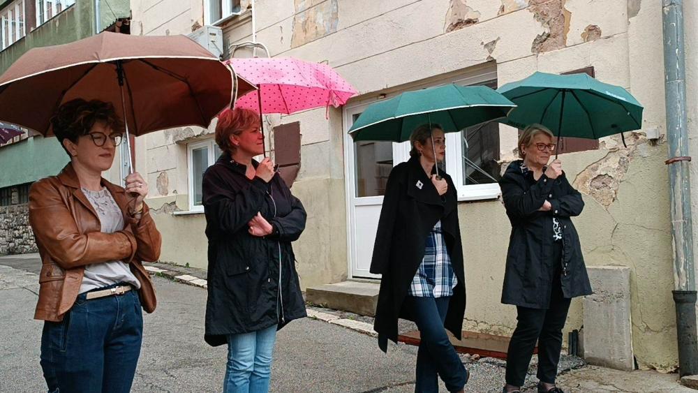 Polaganjem cvijeća ozvaničen početak 25. Tradicionalnog memorijalnog turnira u malom nogometu "Šehidi i poginuli radnici ViK-a 92-95"