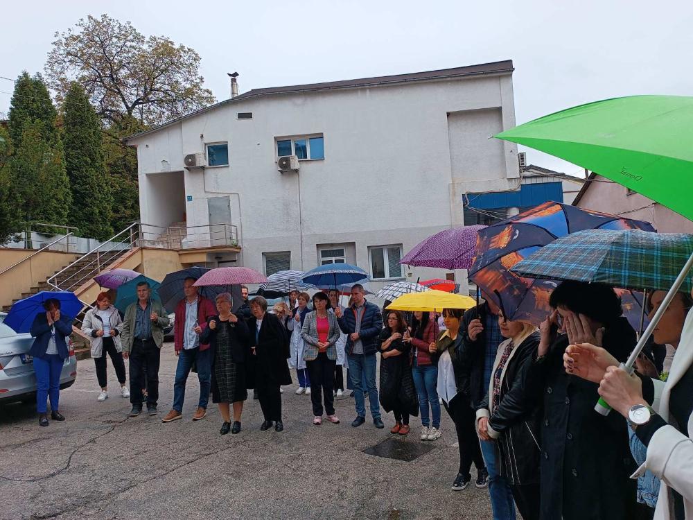 Polaganjem cvijeća ozvaničen početak 25. Tradicionalnog memorijalnog turnira u malom nogometu "Šehidi i poginuli radnici ViK-a 92-95"