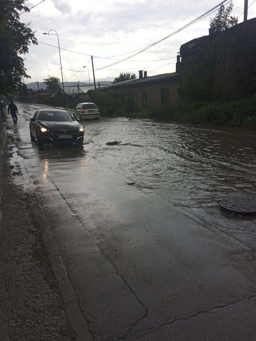 Nevrijeme prouzrokovalo probleme sa odvodom oborinskih voda