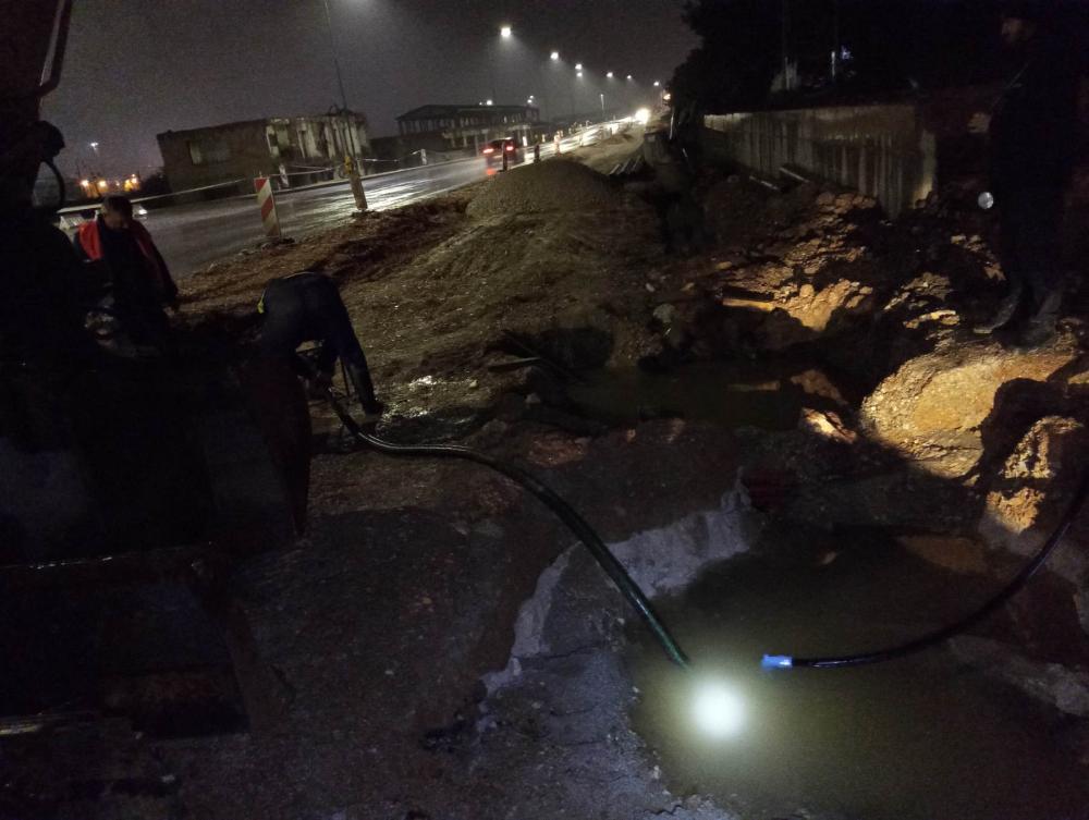 Radnici ViK-a tokom cijele noći radili na popravci kvara u ulici Safeta Zajke