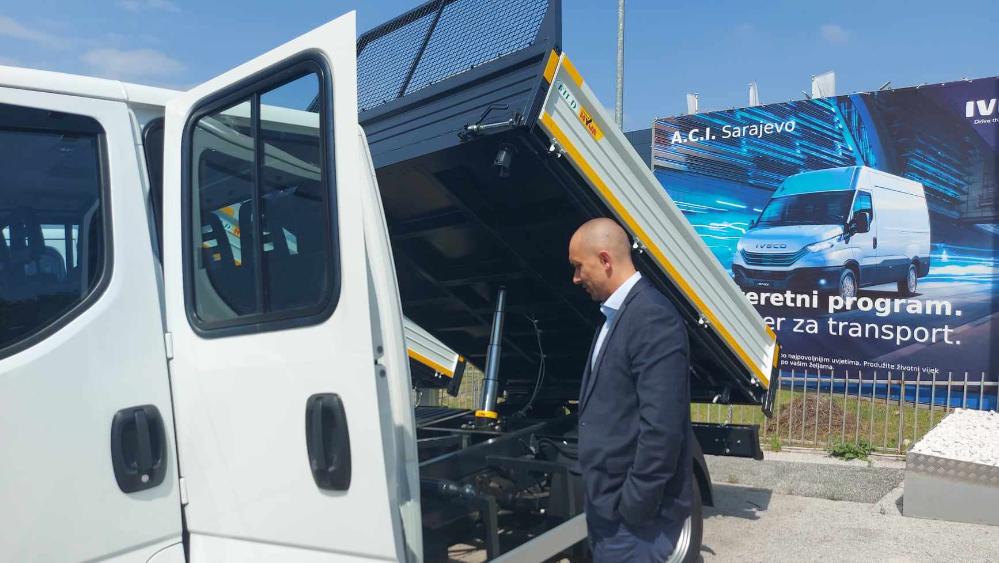 Ulaganje u radne mašine i vozila: Izvršena primopredaja dva nova teretna vozila