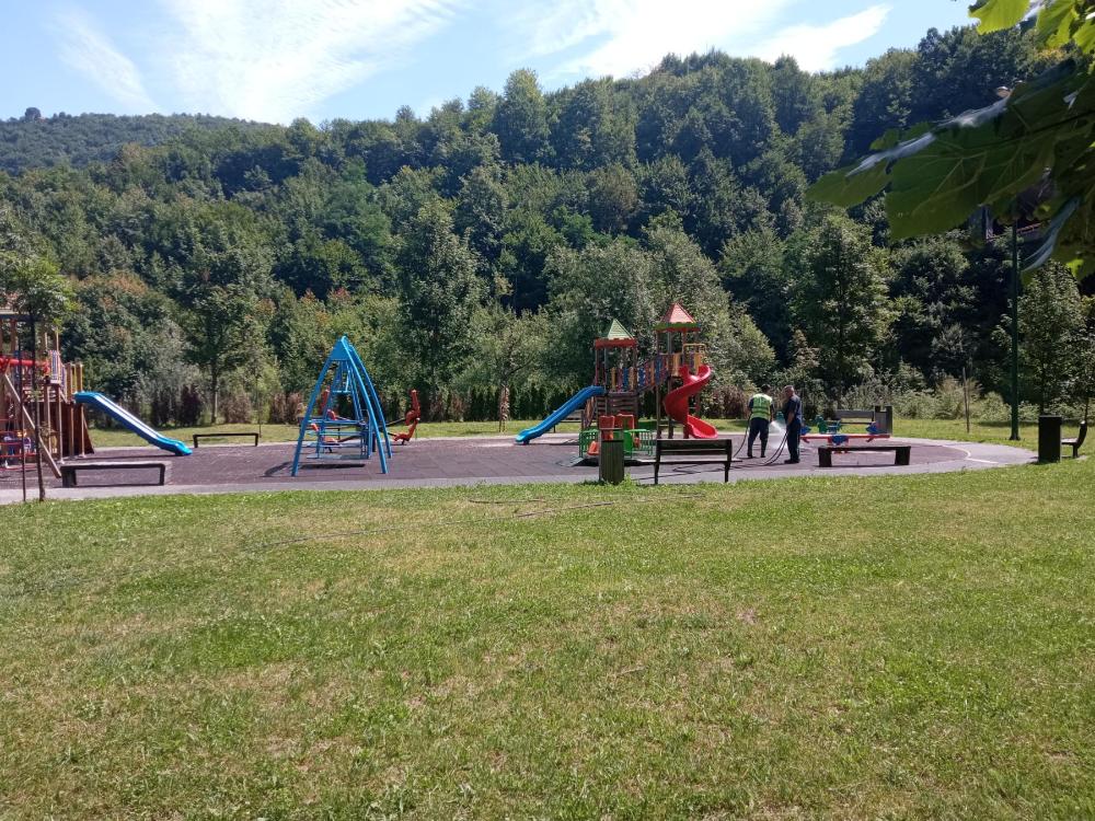 Akcija čišćenja i sapiranja dječijih igrališta