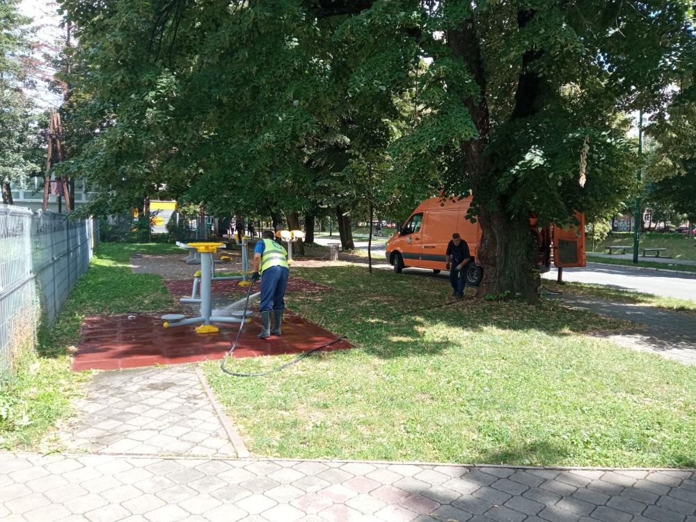Akcija čišćenja i sapiranja dječijih igrališta