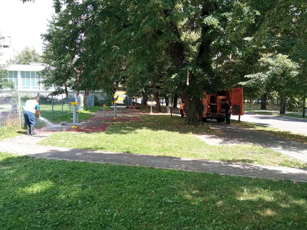Akcija čišćenja i sapiranja dječijih igrališta