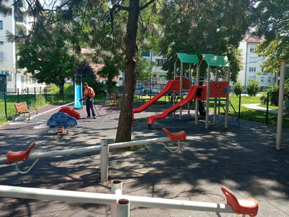 Akcija čišćenja i sapiranja dječijih igrališta