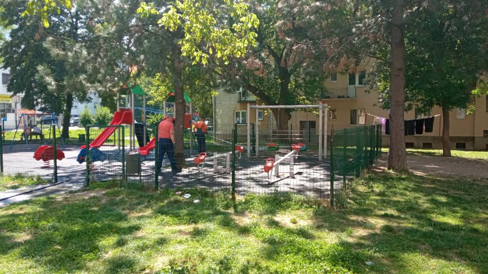 Akcija čišćenja i sapiranja dječijih igrališta