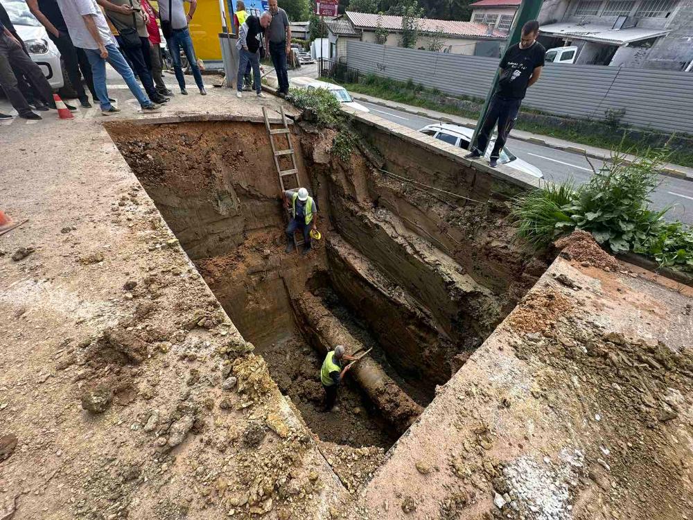 Radnici ViK-a na dubini od šest metara vrše popravak glavnog distributivnog cjevovoda
