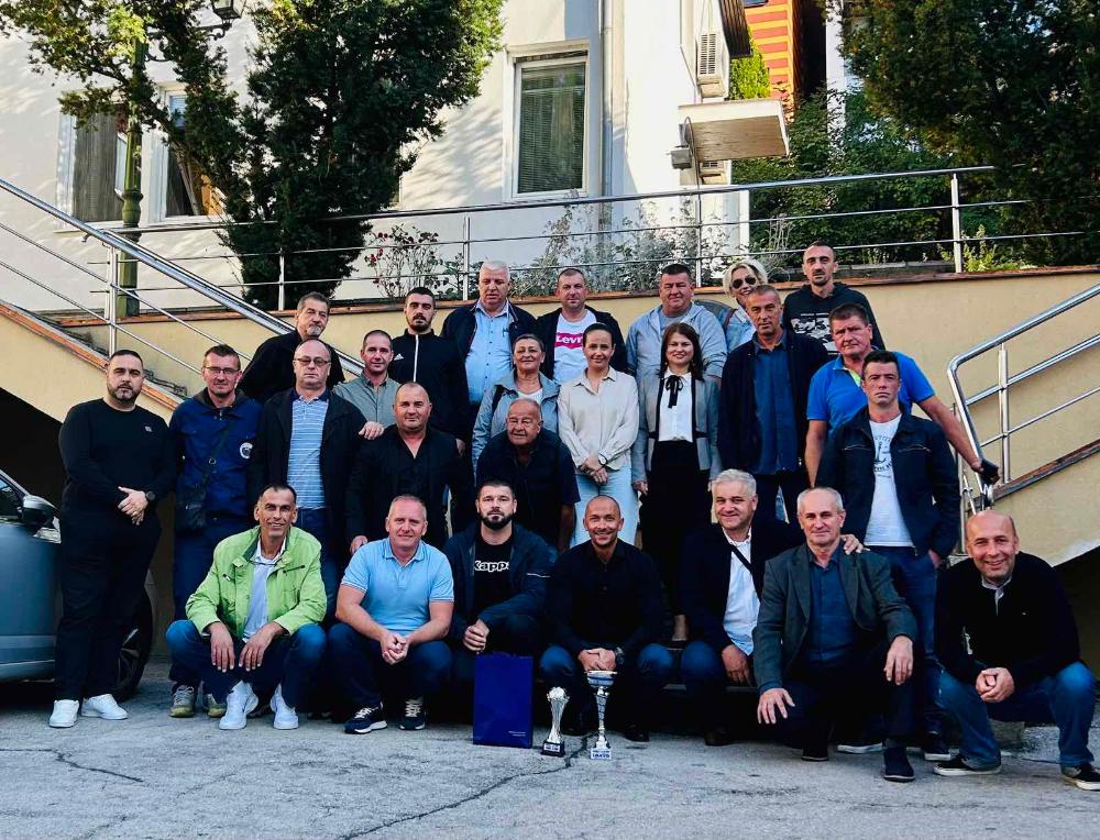 Učesnici Komunalijade 2023. direktoru Saliću u znak zahvalnosti uručili pehare i dres