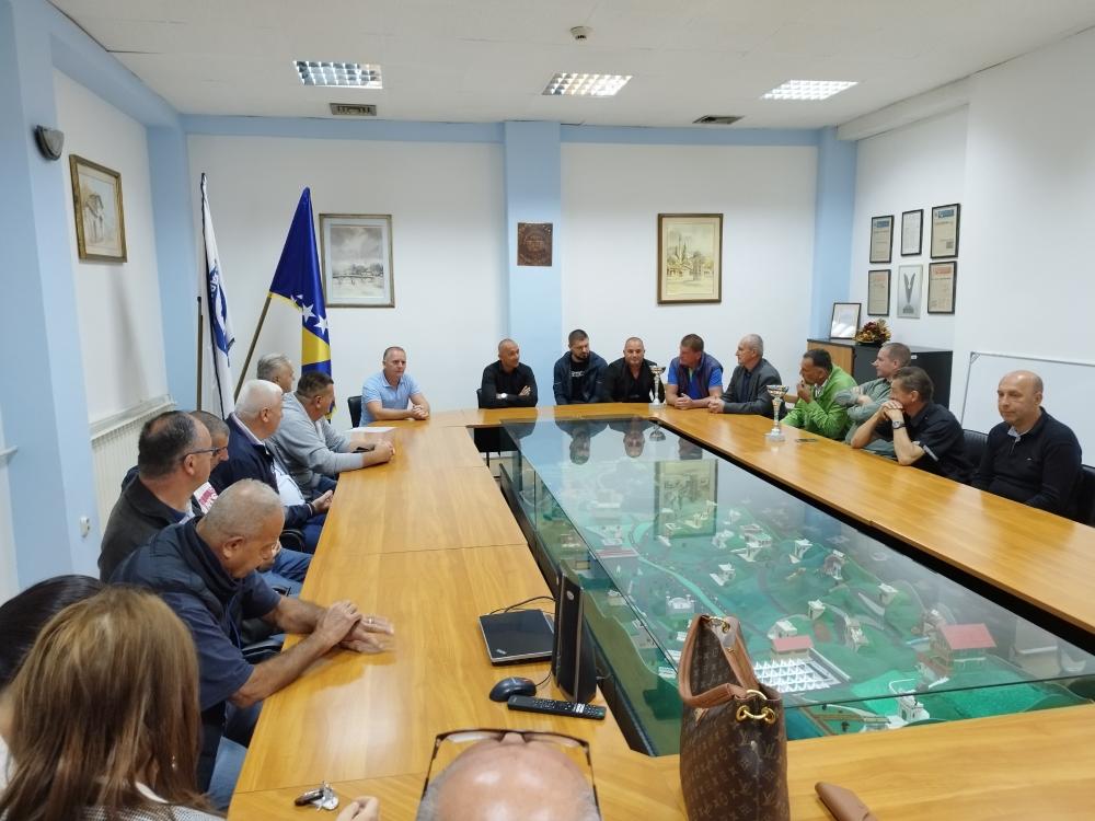 Učesnici Komunalijade 2023. direktoru Saliću u znak zahvalnosti uručili pehare i dres