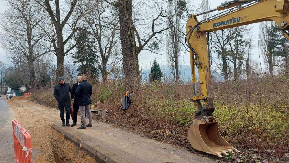 Započela rekonstrukcija vodovodne mreže u ulici Aleja Bosne srebrene, radove obišao i predsjedavajući Skupštine KS Okerić