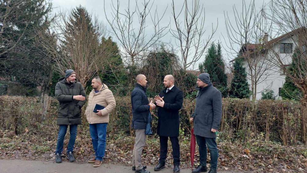 Započela rekonstrukcija vodovodne mreže u ulici Aleja Bosne srebrene, radove obišao i predsjedavajući Skupštine KS Okerić