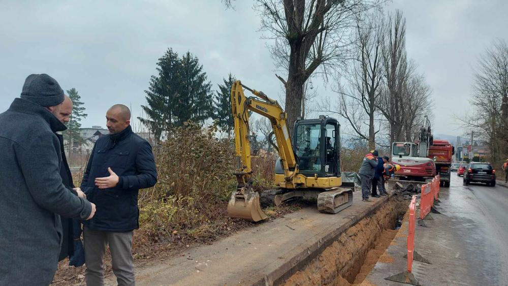 Započela rekonstrukcija vodovodne mreže u ulici Aleja Bosne srebrene, radove obišao i predsjedavajući Skupštine KS Okerić