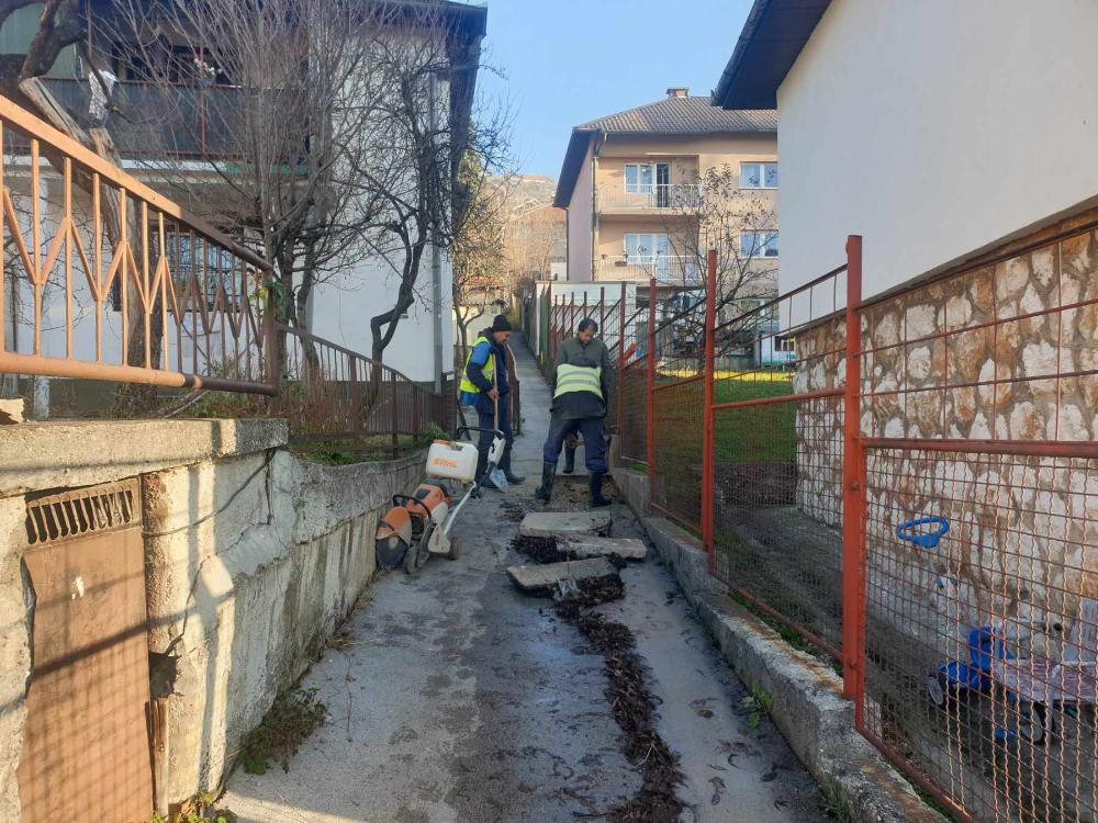 Ekipe ViK-a na terenu: Popravak kvarova, prebacivanje priključaka, polaganje cjevovoda, čišćenje kanala i slivnika