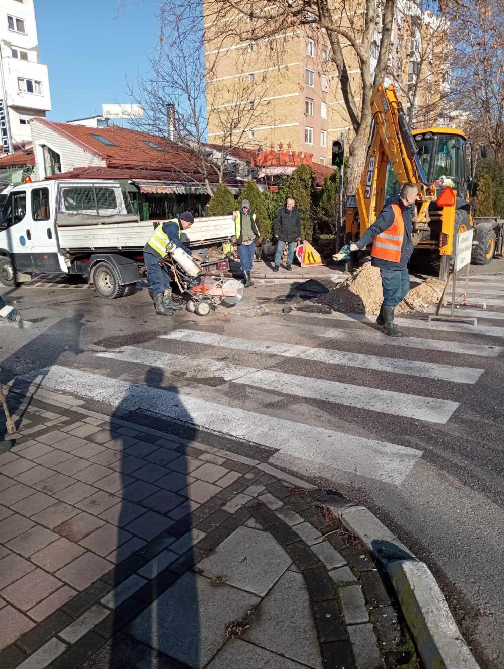 Radnici ViK-a na terenu: Popravak kvarova, izrada priključaka, čišćenje i pročepljenje kanala i slivnika