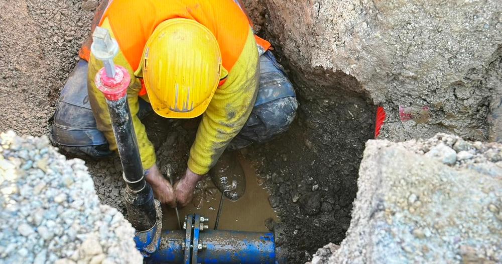 Rekonstrukcija vodovodne mreže u ulici Osik se privodi kraju: Radove obišli direktori Salić i Kadić
