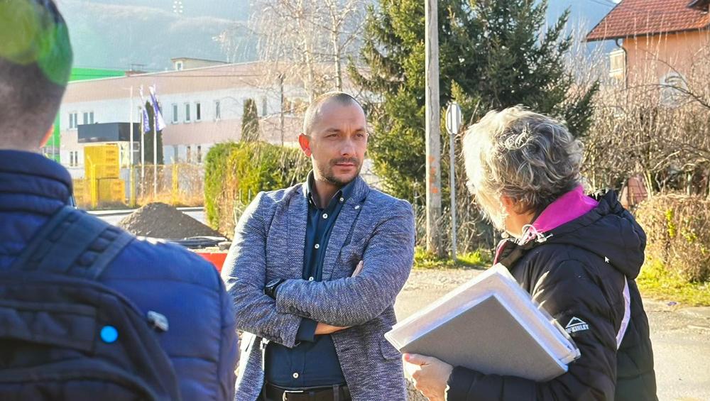 Rekonstrukcija vodovodne mreže u ulici Osik se privodi kraju: Radove obišli direktori Salić i Kadić