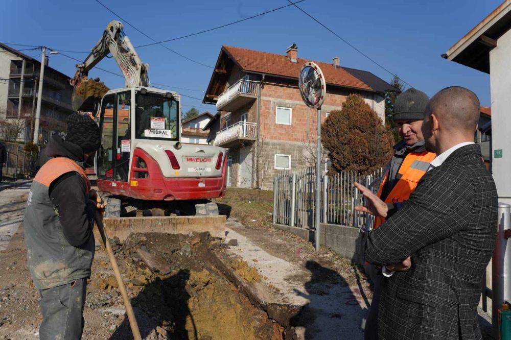 Direktor Salić obišao radove u vogošćanskoj ulici Mitra Šućura: Rekonstrukcija vodovodne mreže vrijedna više od 580.000 EUR