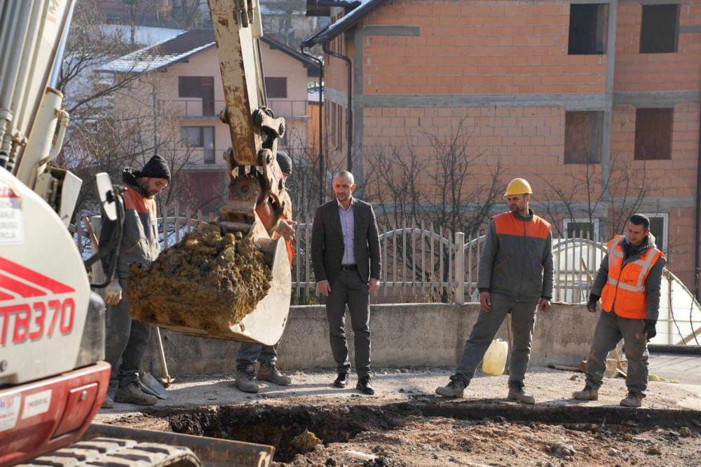 Direktor Salić obišao radove u vogošćanskoj ulici Mitra Šućura: Rekonstrukcija vodovodne mreže vrijedna više od 580.000 EUR