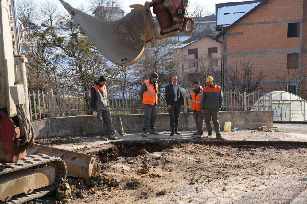 Direktor Salić obišao radove u vogošćanskoj ulici Mitra Šućura: Rekonstrukcija vodovodne mreže vrijedna više od 580.000 EUR