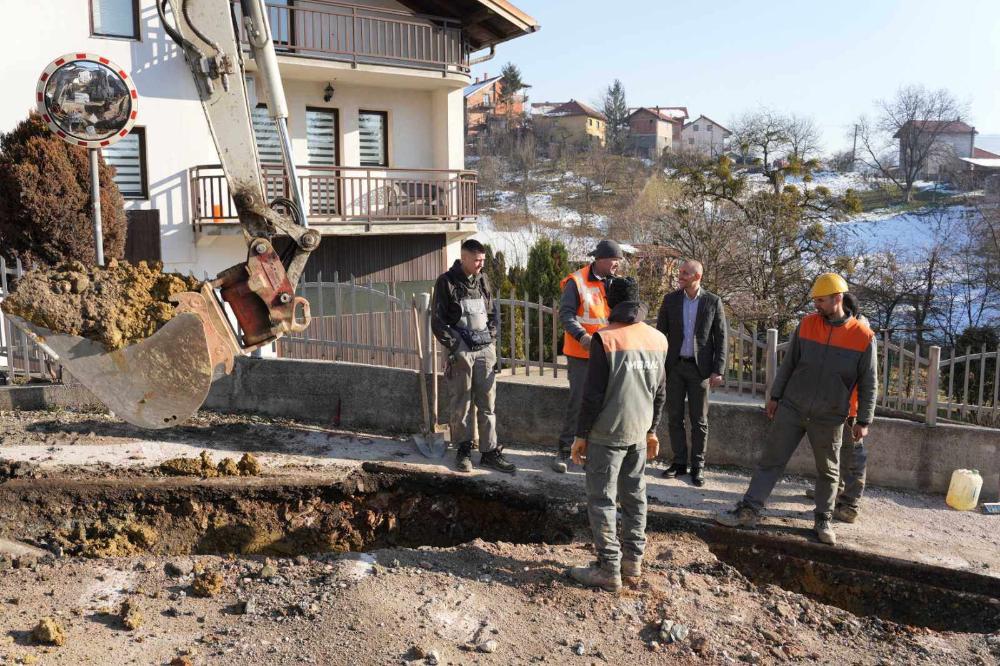 Direktor Salić obišao radove u vogošćanskoj ulici Mitra Šućura: Rekonstrukcija vodovodne mreže vrijedna više od 580.000 EUR