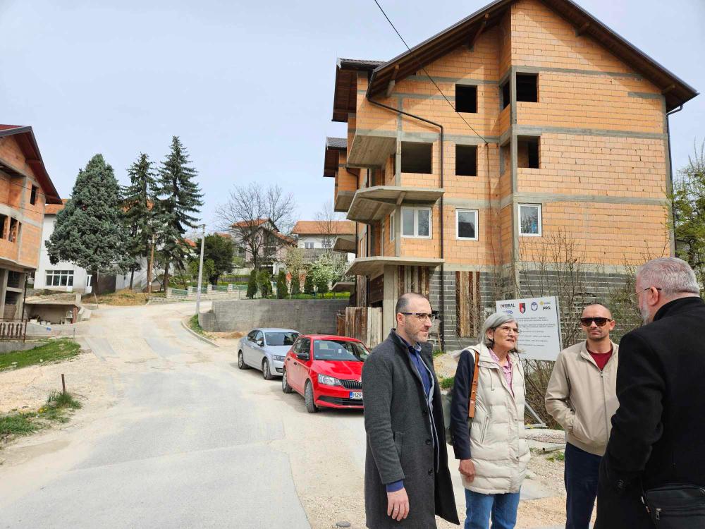 Direktor Salić sa ministrom Bošnjakom i načelnikom Hasanovićem obišao vogošćanske ulice u kojima se vrši rekonstrukcija vodovodne mreže (VIDEO)