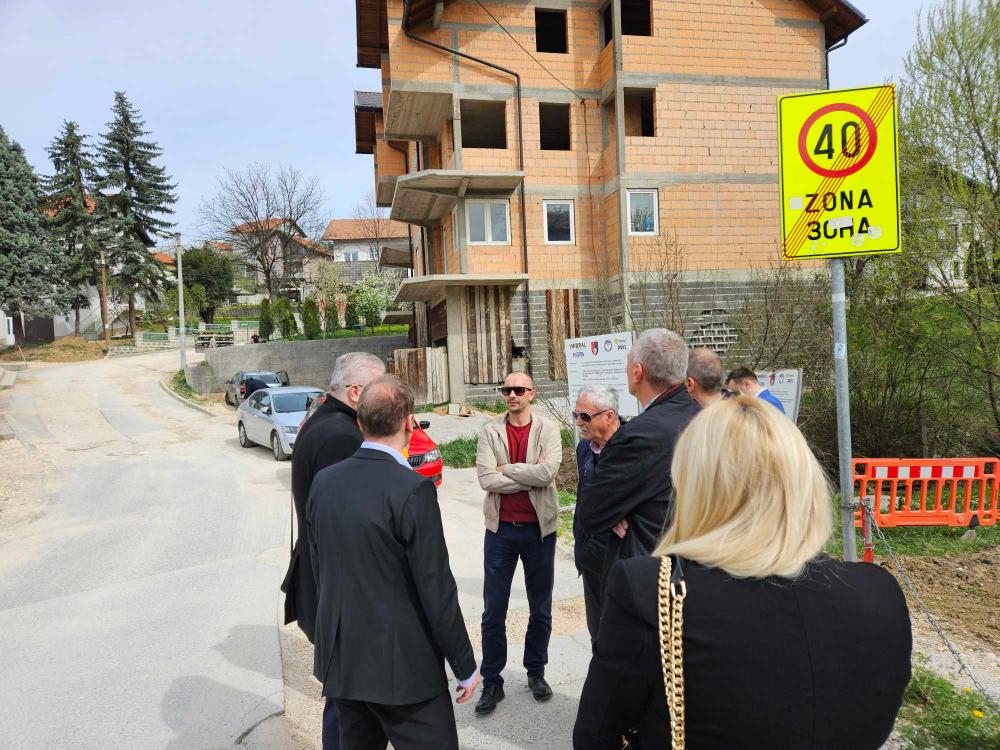 Direktor Salić sa ministrom Bošnjakom i načelnikom Hasanovićem obišao vogošćanske ulice u kojima se vrši rekonstrukcija vodovodne mreže (VIDEO)