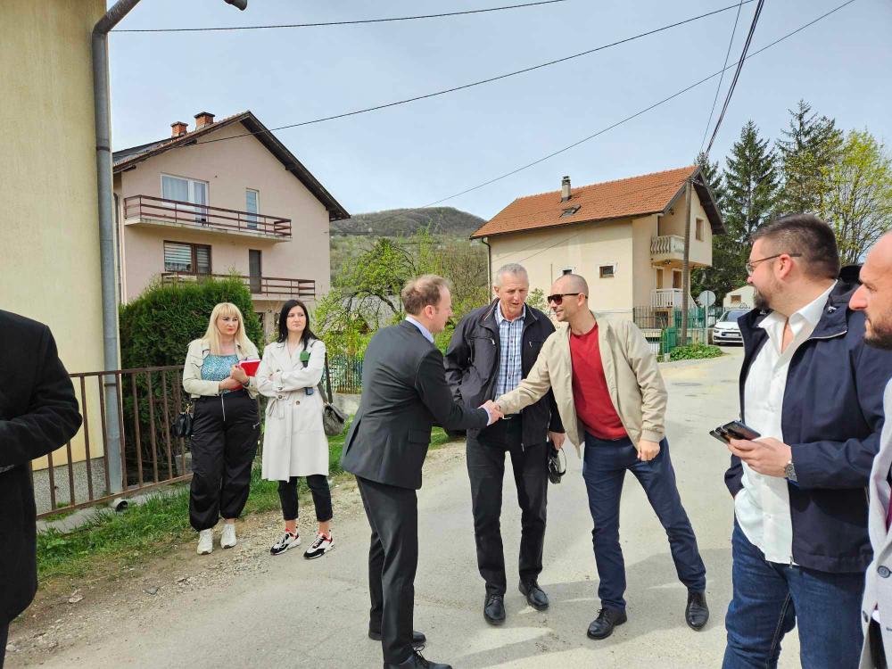 Direktor Salić sa ministrom Bošnjakom i načelnikom Hasanovićem obišao vogošćanske ulice u kojima se vrši rekonstrukcija vodovodne mreže (VIDEO)