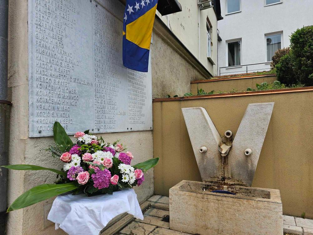 Polaganjem cvijeća ozvaničen početak 26. Memorijalnog turnira u malom nogometu "Šehidi i poginuli radnici ViK-a 92-95" (VIDEO)