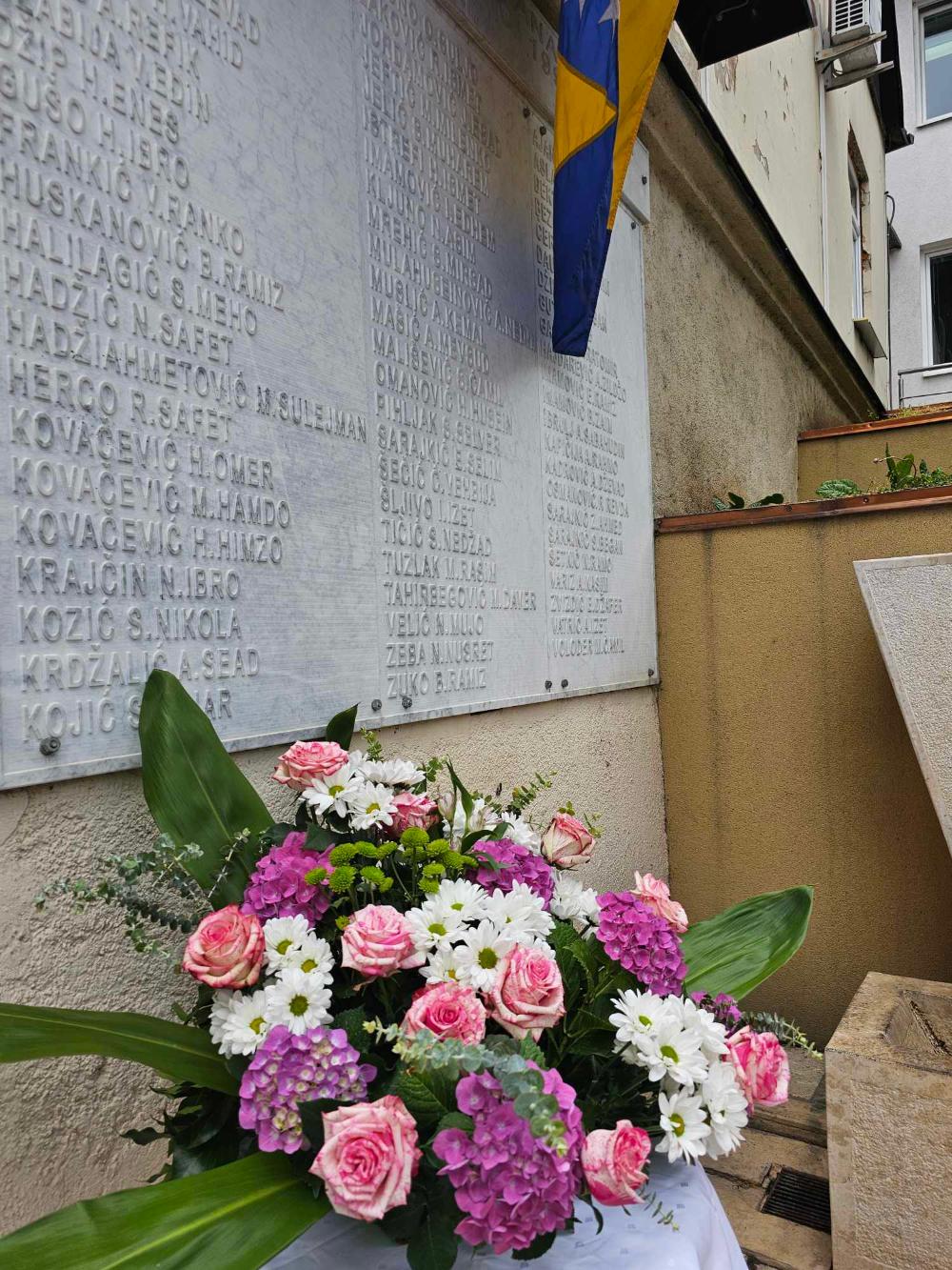 Polaganjem cvijeća ozvaničen početak 26. Memorijalnog turnira u malom nogometu "Šehidi i poginuli radnici ViK-a 92-95" (VIDEO)