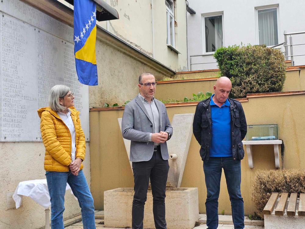 Polaganjem cvijeća ozvaničen početak 26. Memorijalnog turnira u malom nogometu "Šehidi i poginuli radnici ViK-a 92-95" (VIDEO)