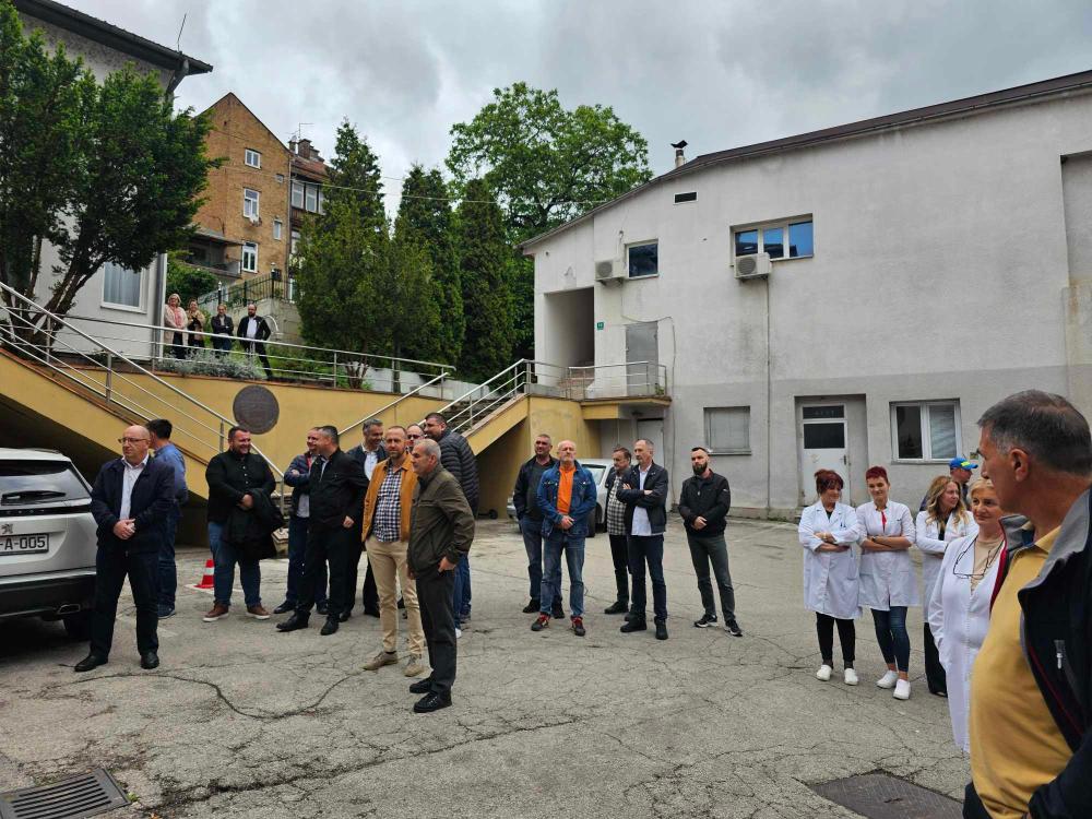 Polaganjem cvijeća ozvaničen početak 26. Memorijalnog turnira u malom nogometu "Šehidi i poginuli radnici ViK-a 92-95" (VIDEO)