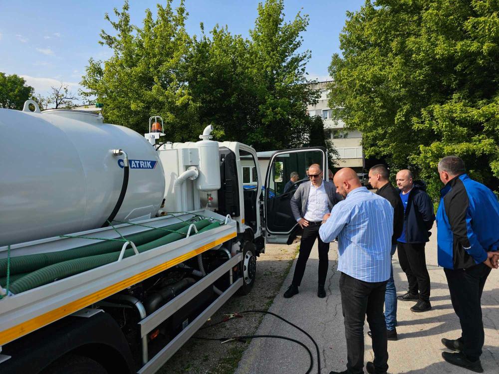 Nabavljeno novo vozilo za čišćenje kanalizacionog sistema vrijedno cca 400.000 KM (VIDEO)