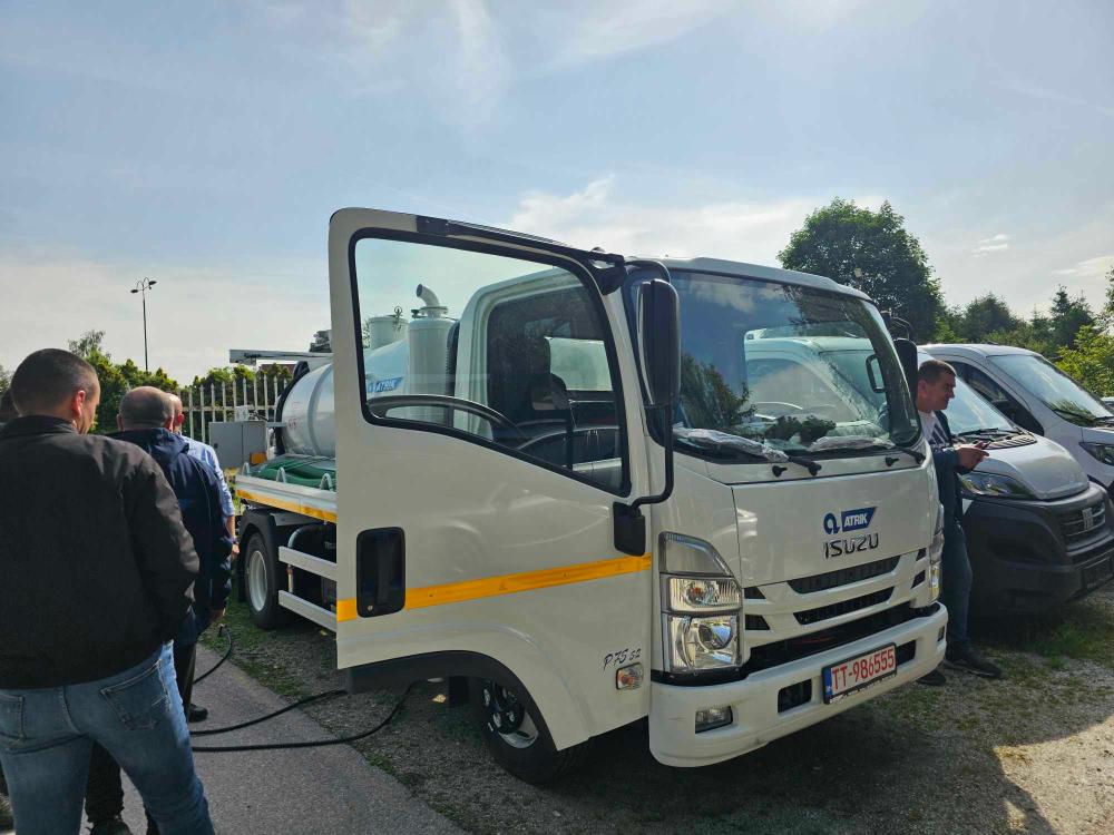 Nabavljeno novo vozilo za čišćenje kanalizacionog sistema vrijedno cca 400.000 KM (VIDEO)