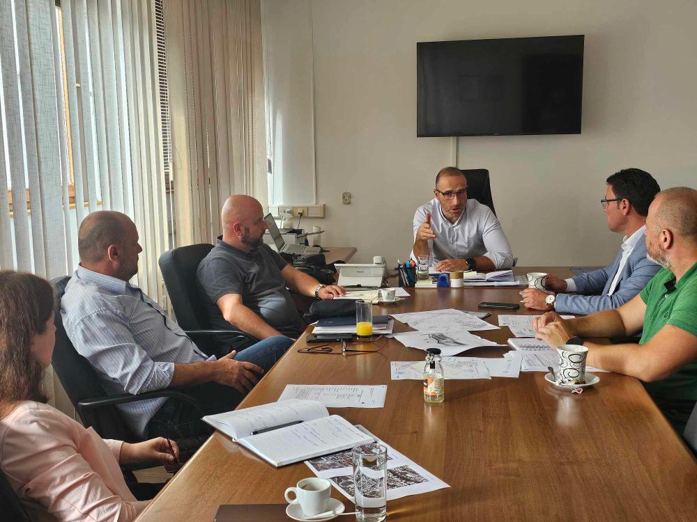 O realizaciji projekata na sastanku razgovarali direktori preduzeća "Vodovod i kanalizacija" i "Tržnice-Pijace"