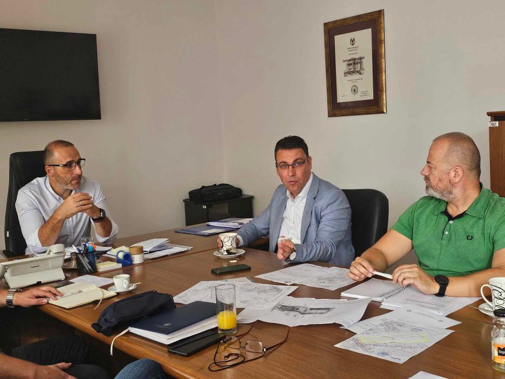 O realizaciji projekata na sastanku razgovarali direktori preduzeća "Vodovod i kanalizacija" i "Tržnice-Pijace"