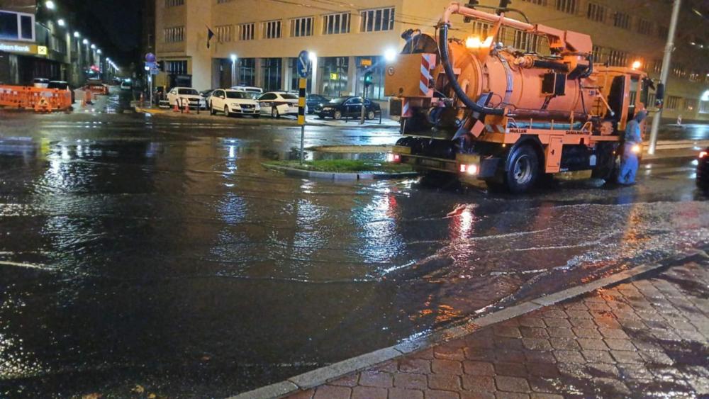 Hitna intervencija: Radnici Pogona Kanalizacija iza ponoći vršili pročepljenje slivnika