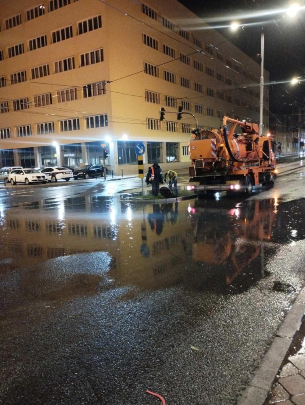 Hitna intervencija: Radnici Pogona Kanalizacija iza ponoći vršili pročepljenje slivnika