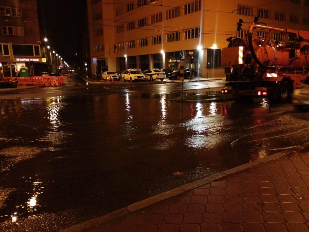 Hitna intervencija: Radnici Pogona Kanalizacija iza ponoći vršili pročepljenje slivnika