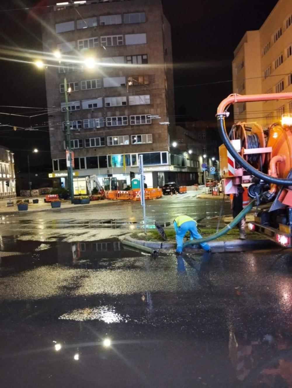 Hitna intervencija: Radnici Pogona Kanalizacija iza ponoći vršili pročepljenje slivnika