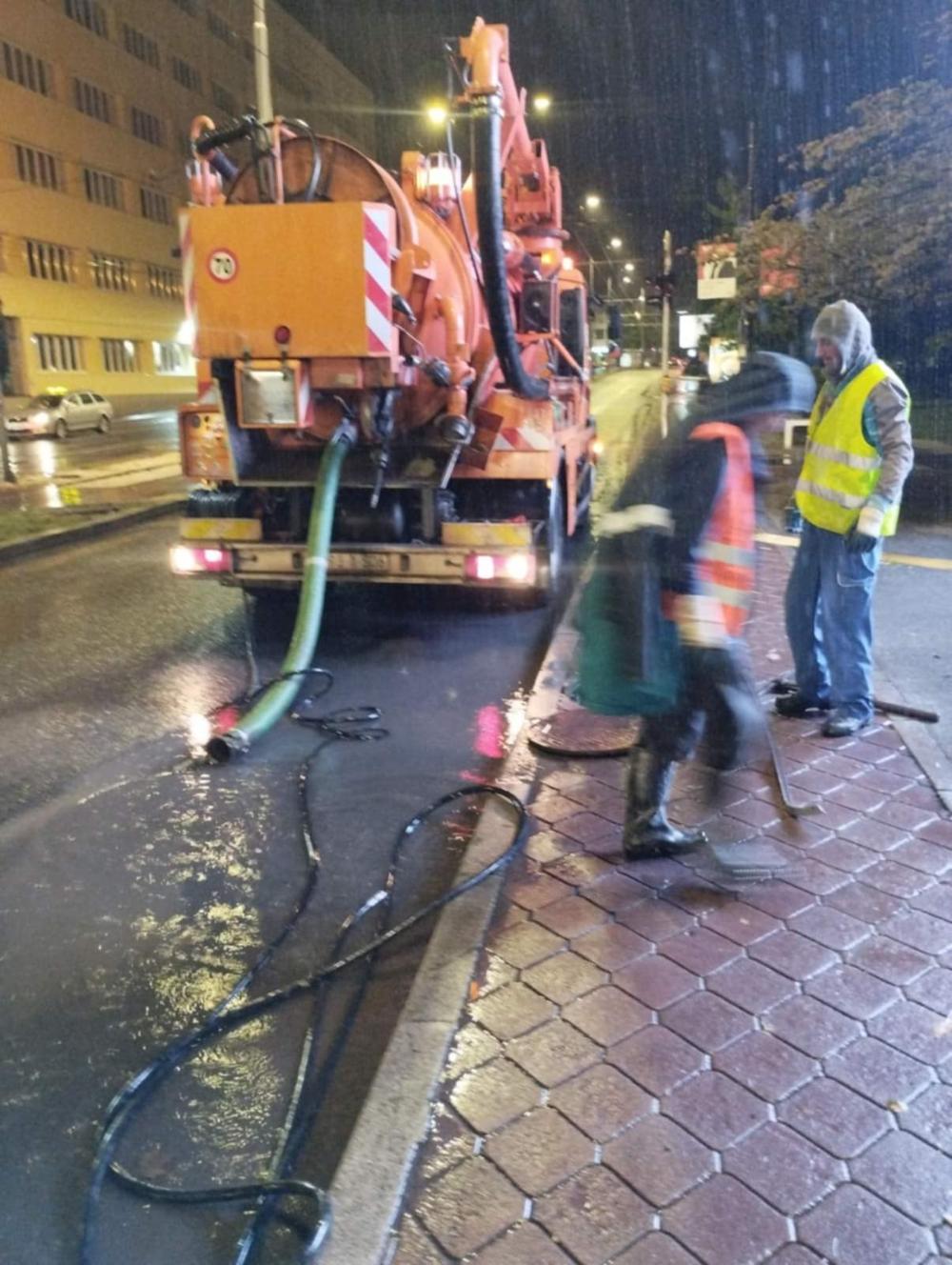Hitna intervencija: Radnici Pogona Kanalizacija iza ponoći vršili pročepljenje slivnika