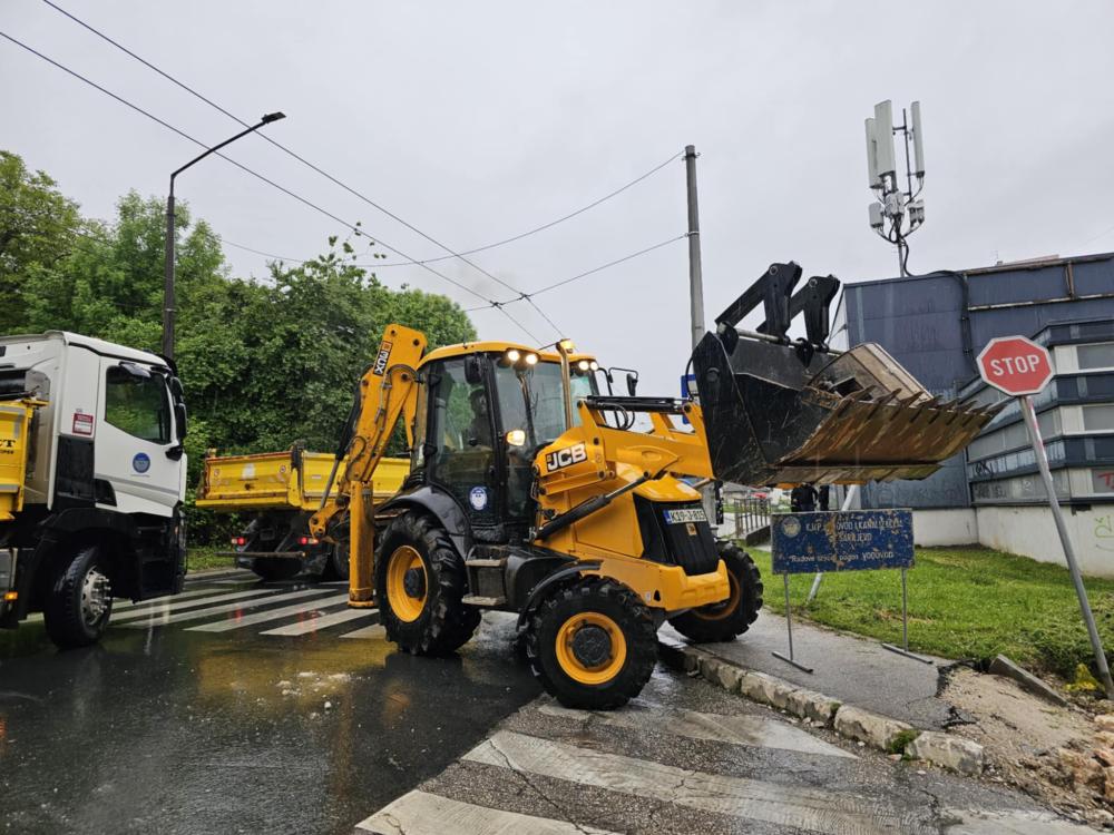 U toku radovi na popravci kvara na glavnom distributivnom cjevovodu DN 1000 na raskrsnici ulica Safeta Hadžića i Sulejmana ef. Musića