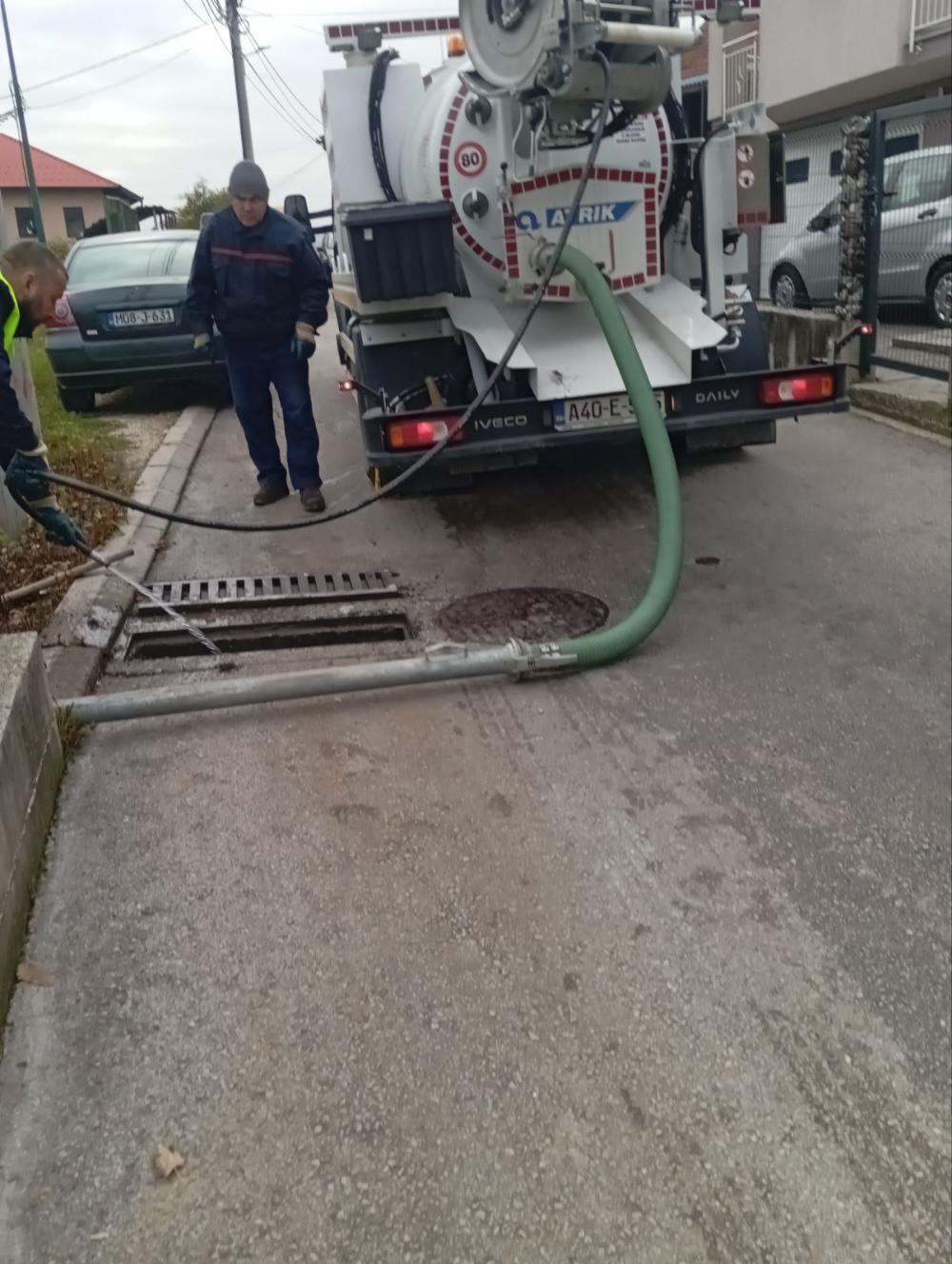 Čišćenje slivničkih rešetki na području MZ Šip, izvršeno i čišćenje fekalnog kolektora