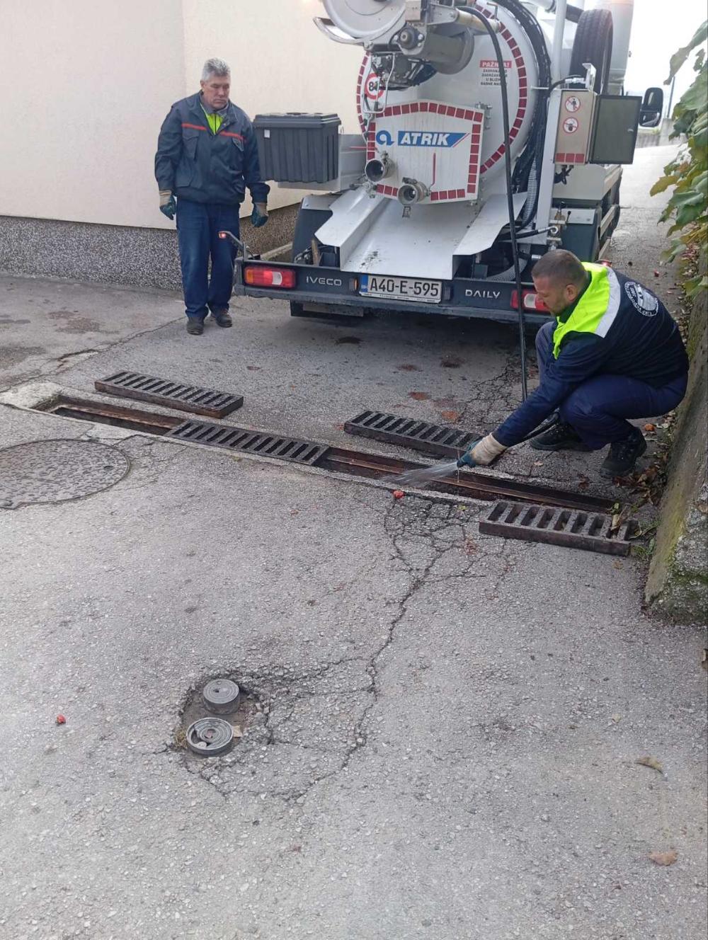 Čišćenje slivničkih rešetki na području MZ Šip, izvršeno i čišćenje fekalnog kolektora
