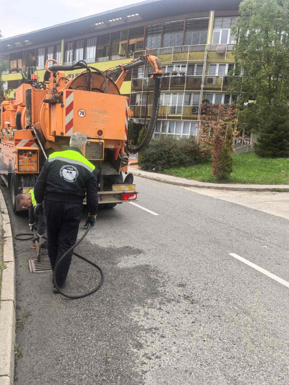 Čišćenje slivničkih rešetki na području MZ Šip, izvršeno i čišćenje fekalnog kolektora
