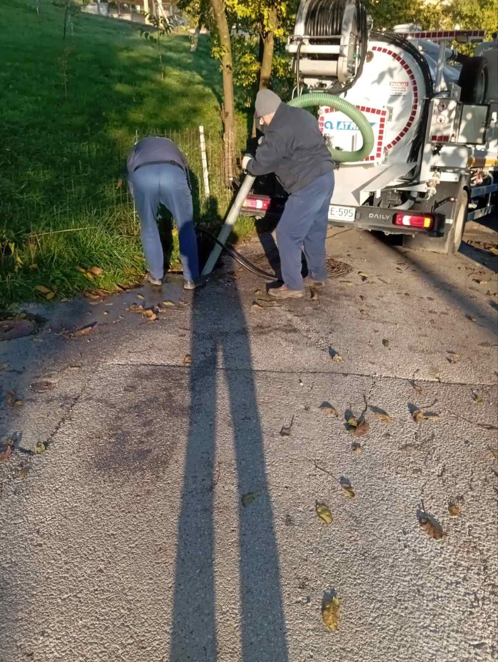 Čišćenje slivničkih rešetki na području MZ Šip, izvršeno i čišćenje fekalnog kolektora